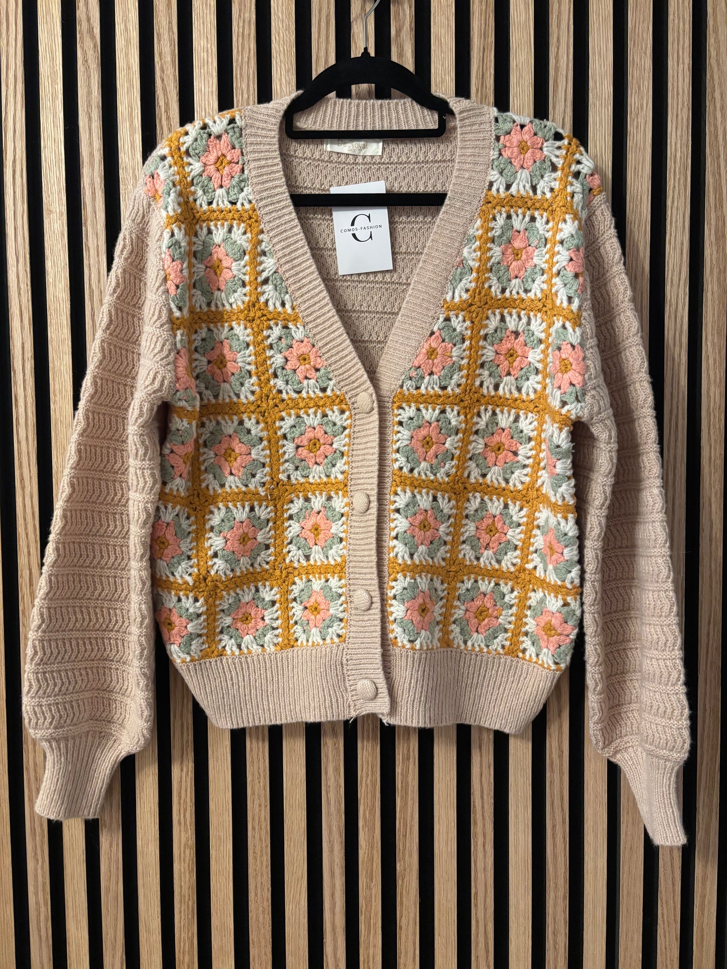 CARDIGAN MIT BLUMENHÄCKELEIEN