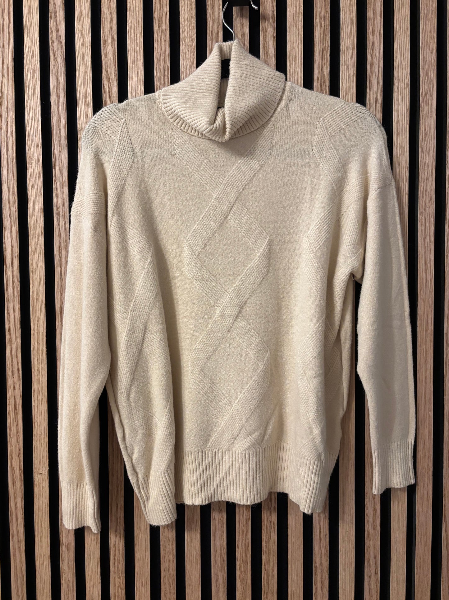 ROLLKRAGENPULLOVER MIT MUSTER