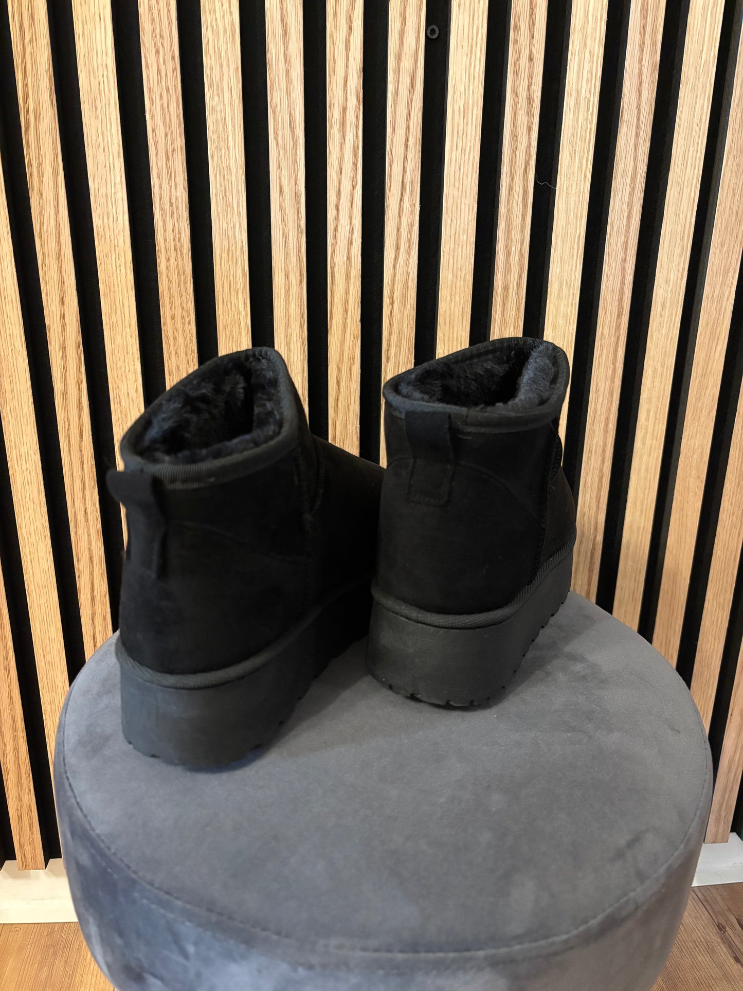 GEFÜTTERTE PLATEAU-STIEFELETTEN